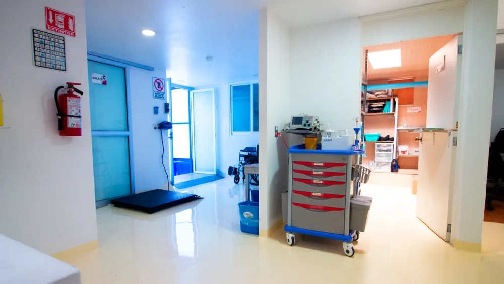 Pasillo de clínica de hemodiálisis con accesos seguros